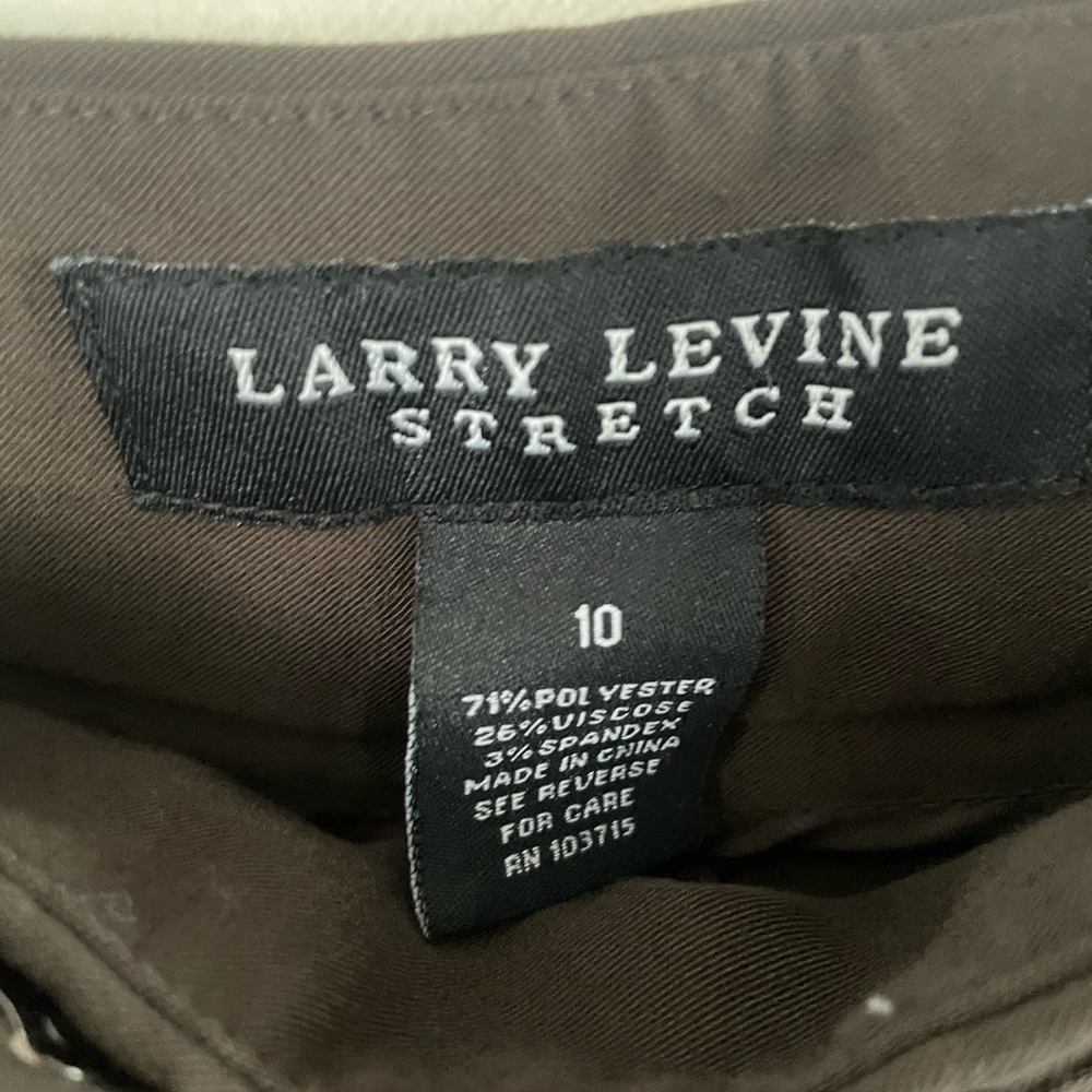 Larry Levine size 10 brown cropped pant with gold.